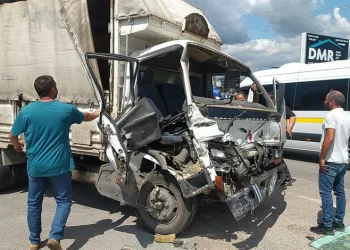 Bursa’da TIR ile kamyonet çarpıştı