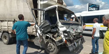 Bursa’da TIR ile kamyonet çarpıştı