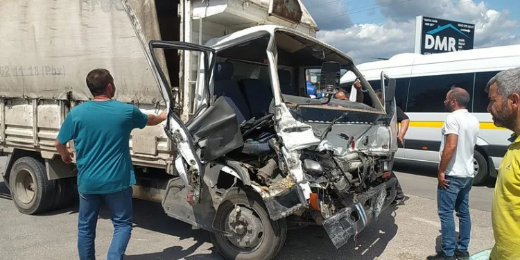 Bursa’da TIR ile kamyonet çarpıştı