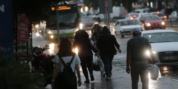 Meteoroloji uyardı: Yağış sürecek, sıcaklıklar düşecek