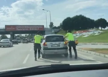 Bursa’da yolda kalan araca polislerden yardım