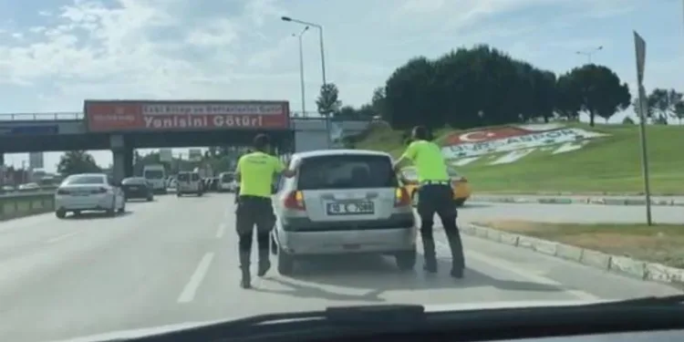 Bursa’da yolda kalan araca polislerden yardım