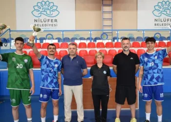 Nilüfer hentbol altyapı takımları kupayla döndü