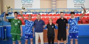 Nilüfer hentbol altyapı takımları kupayla döndü