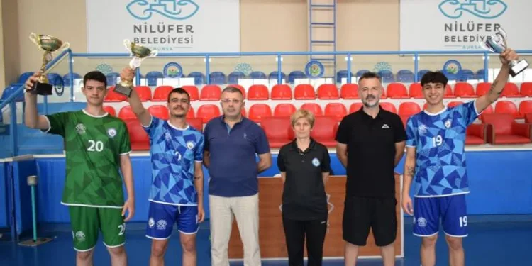 Nilüfer hentbol altyapı takımları kupayla döndü