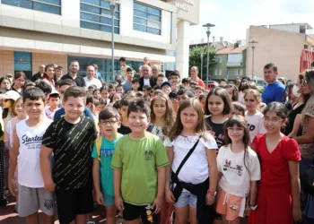 Bursa Gemlik’te çocuklar yüzme öğreniyor