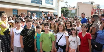 Bursa Gemlik’te çocuklar yüzme öğreniyor
