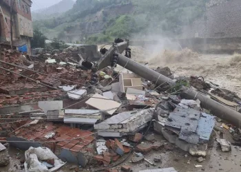 Kozcağız’da 4 katlı bina yıkıldı, mahalle tahliye edildi