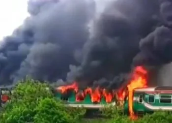Bangladeş’te tren alev alev yandı