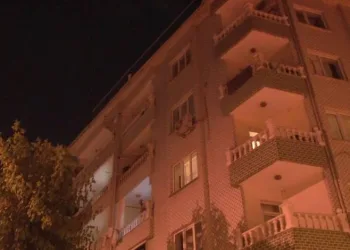 Çamaşır silkelerken camdan düştü