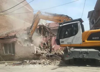 Bursa’da metruk binalar yıkıldı