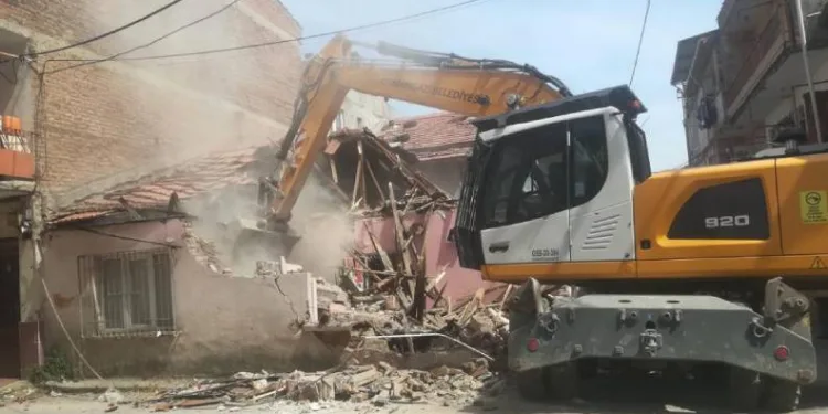 Bursa’da metruk binalar yıkıldı