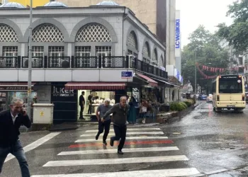 Sağanak yağışa hazırlıksız yakalandılar