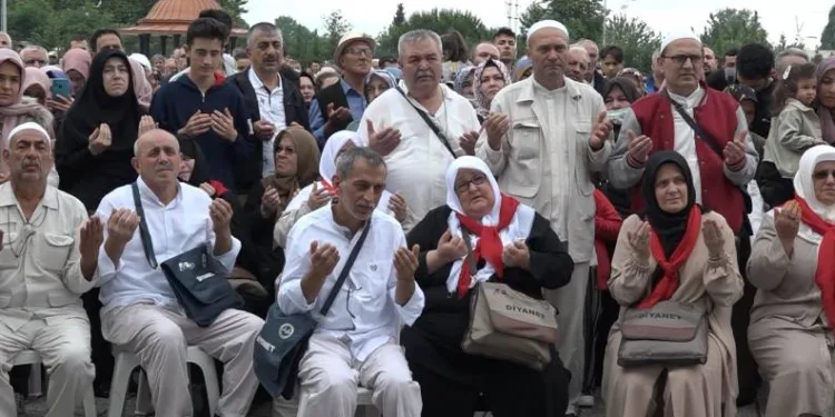 Bursa’da hacı adayları dualarla uğurlandı