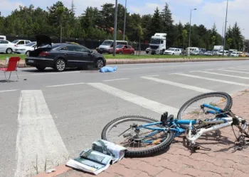 Otomobil çarptığı bisikletliyi 50 metre sürükledi