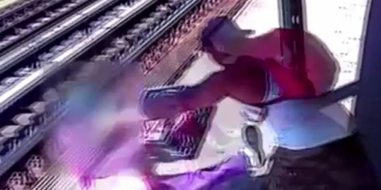 Metro istasyonundaki kadını raylara itti