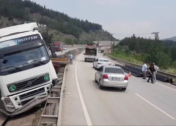 Demir yüklü tır refüje girdi! Faciadan dönüldü