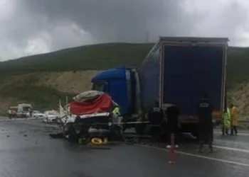 Kamyonet TIR’la çarpıştı: 2 ölü