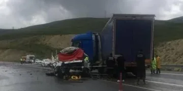 Kamyonet TIR’la çarpıştı: 2 ölü
