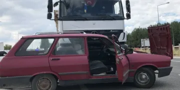 Çarptığı otomobili metrelerce sürükledi