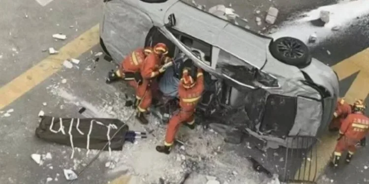 Çin’de elektrikli otomobil 3. kattan düştü: 2 ölü