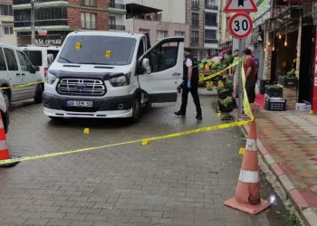 Bursa’da husumetlisinin iş yerine kurşun yağdırdı