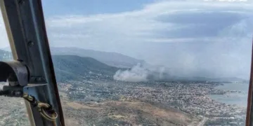 İzmir’de yerleşim yerlerine yakın ağaçlık alanda yangın