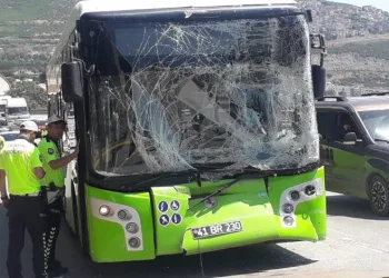 Belediye otobüsü ile tanker çarpıştı: 11 yaralı