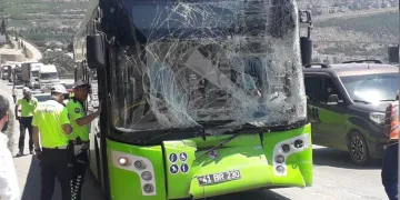 Belediye otobüsü ile tanker çarpıştı: 11 yaralı