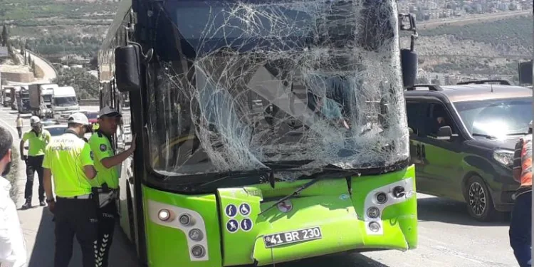 Belediye otobüsü ile tanker çarpıştı: 11 yaralı
