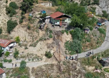 Karabük’te toprak kayması: 5 ev boşaltıldı
