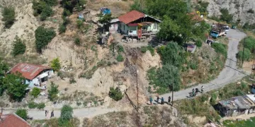 Karabük’te toprak kayması: 5 ev boşaltıldı