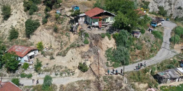 Karabük’te toprak kayması: 5 ev boşaltıldı