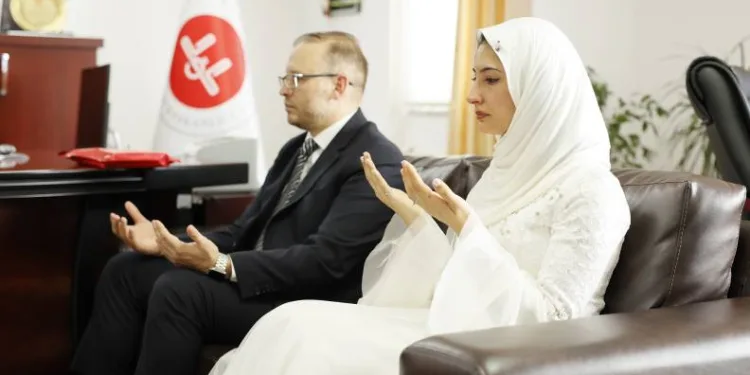 Sevdiği kadınla evlenebilmek için Müslüman oldu