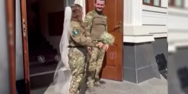 Ukrayna’da askeri üniformalı nikah
