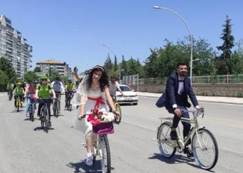 Gelinle damat nikaha bisikletle gitti