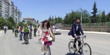 Gelinle damat nikaha bisikletle gitti
