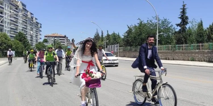 Gelinle damat nikaha bisikletle gitti