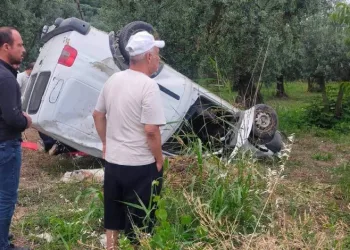 Bursa’da minibüs tarlaya uçtu: 3 yaralı