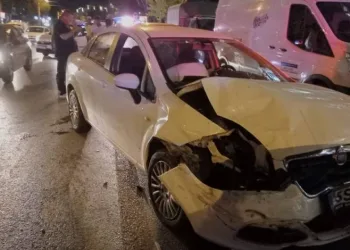 Bursa’da park halindeki taksi ve polis aracına çarptı!