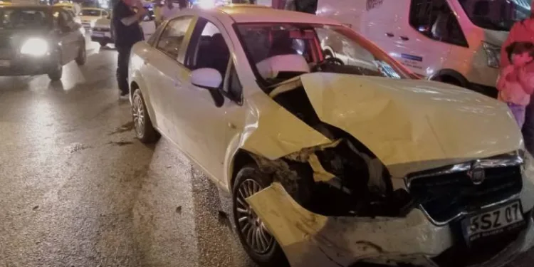 Bursa’da park halindeki taksi ve polis aracına çarptı!