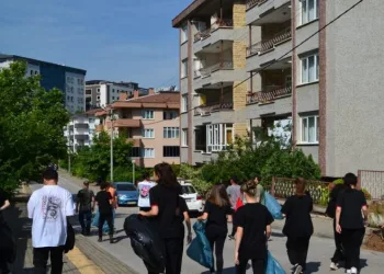 Bursalı öğrenciler sokakları temizledi