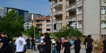 Bursalı öğrenciler sokakları temizledi