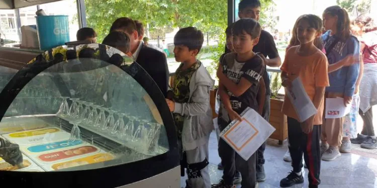 Bursa’da karnesini getirene dondurma