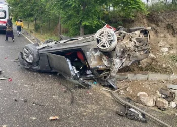 Kaza yapan araçtan çıkanlar şoke etti