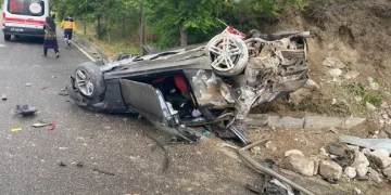 Kaza yapan araçtan çıkanlar şoke etti