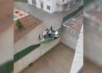Bursa’da aracını kaydıran sürücüyü komşuları kurtardı