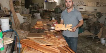 Ahşabı tutkuyla işliyor
