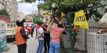 Kiraz yemek isterken eline demir saplantı