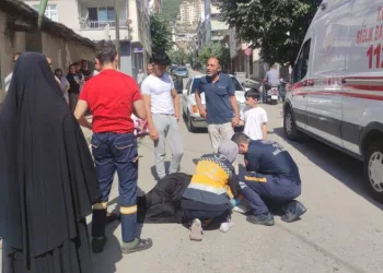 Bursa’da eşi ve çocuğunun gözü önünde otomobil çarptı